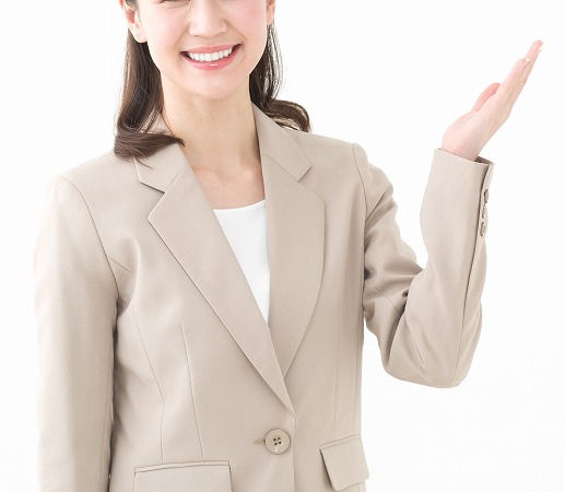 手を横に出している女性