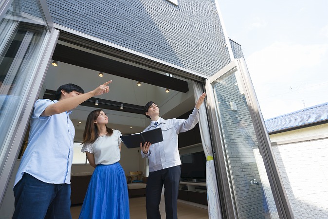 家の確認をする様子