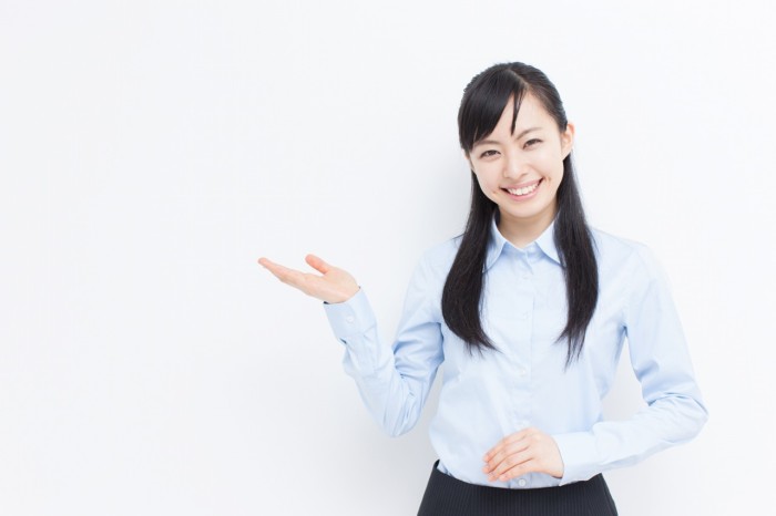 手を横に出している女性